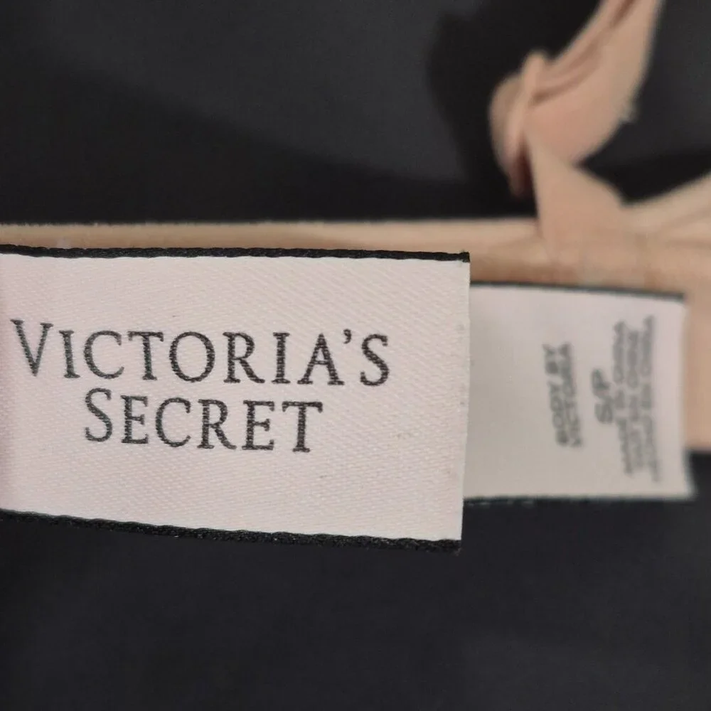 SMALL Body by Victoria Victoria's Secret Crochet Lace High Neck Wire‎ Free Bra
